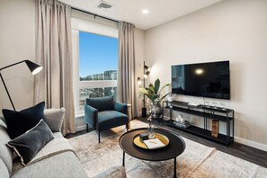 Luxury Apartment, 2 Bedrooms, Kitchen | Living room | 58-inch Smart TV with cable channels, TV, Netflix - Luxury Furnished Apartments by Hyatus Downtown at Yale (New Haven)