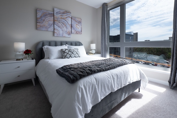 Luxury Apartment, 2 Bedrooms, Kitchen | Egyptian cotton sheets, premium bedding, down comforters, pillowtop beds