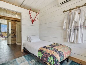 2 bedrooms, WiFi, bed sheets - Flophouze Shipping Container Hotel - Houze 2 (Round Top)