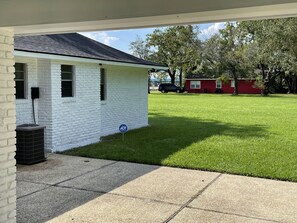 Property grounds - "WELCOME TO ARTHUR’S PLACE! IDEAL FOR LARGE GROUPS AND PET FRIENDLY."  (Baton Rouge)
