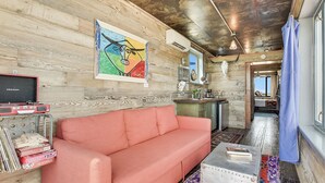 Living area - Flophouze Shipping Container Hotel - Houze 4 (Round Top)