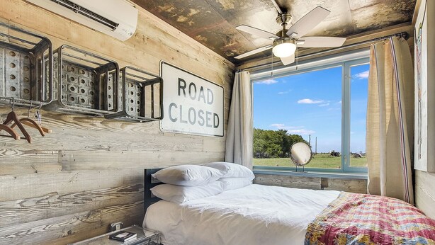 Room - Flophouze Shipping Container Hotel - Houze 4 (Round Top)