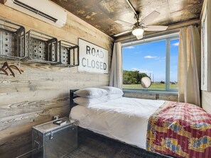 2 bedrooms, WiFi, bed sheets - Flophouze Shipping Container Hotel - Houze 4 (Round Top)