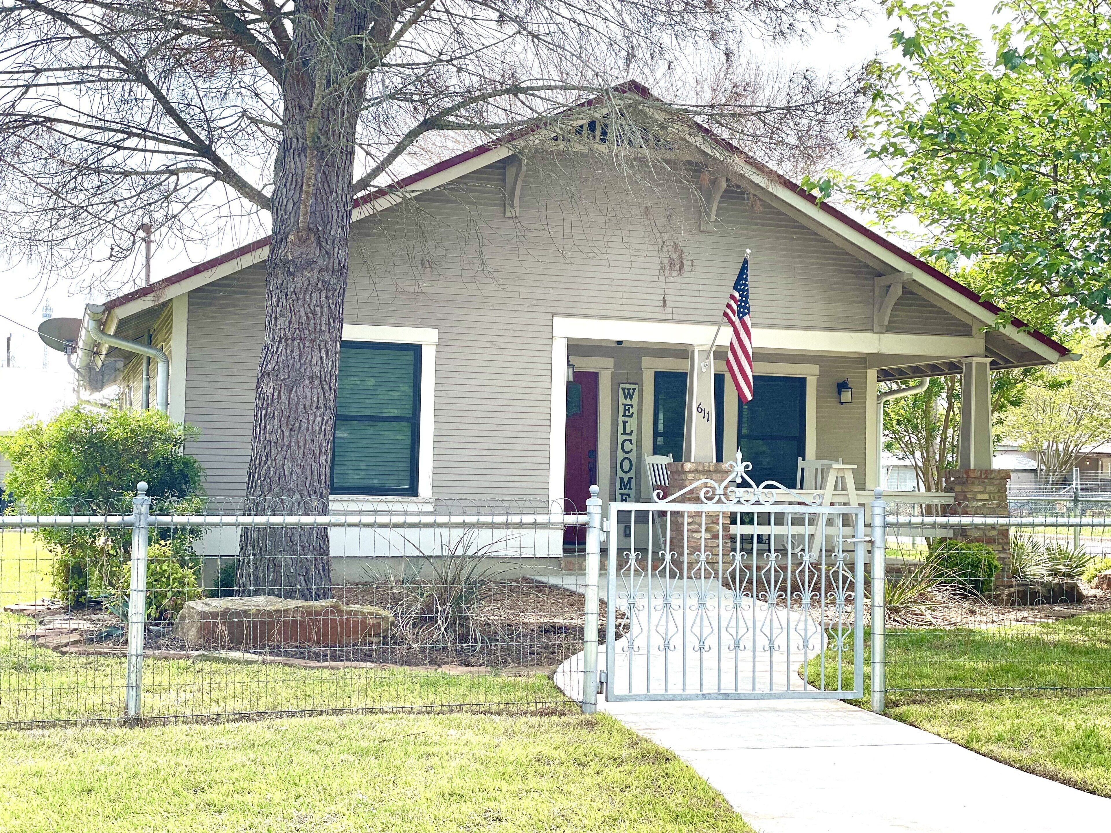 A Charming Country Cottage just a few blocks from Main Street!