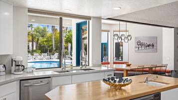 Frigorífico, microondas, horno y placa de cocina