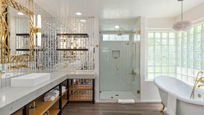 Badewanne, Haartrockner, Handtücher