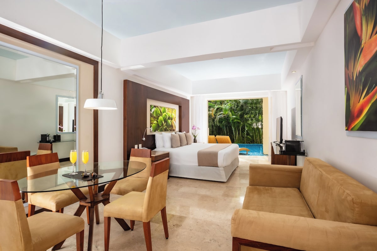 Habitación Club, 1 cama de matrimonio grande, acceso a la piscina, planta baja | Minibar con artículos gratuitos, caja fuerte, cortinas opacas
