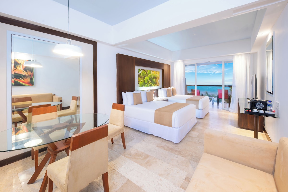 Habitación Club, 2 camas dobles, vistas al mar | Minibar con artículos gratuitos, caja fuerte, cortinas opacas