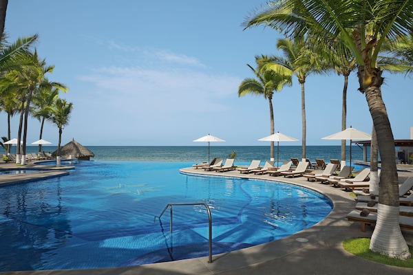 3 piscinas al aire libre, sombrillas, sillones reclinables de piscina