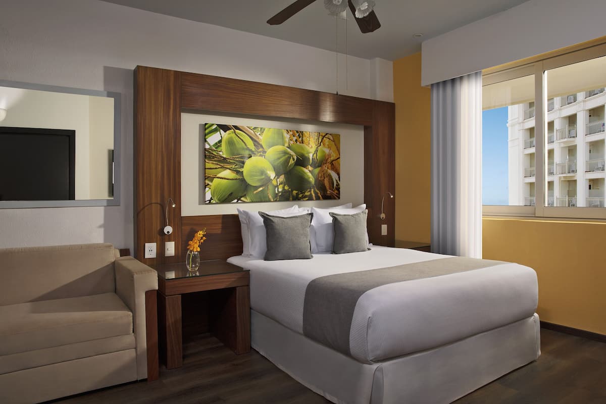 Standard Queen Bed | Free minibar, in-room safe, blackout curtains, iron/ironing board