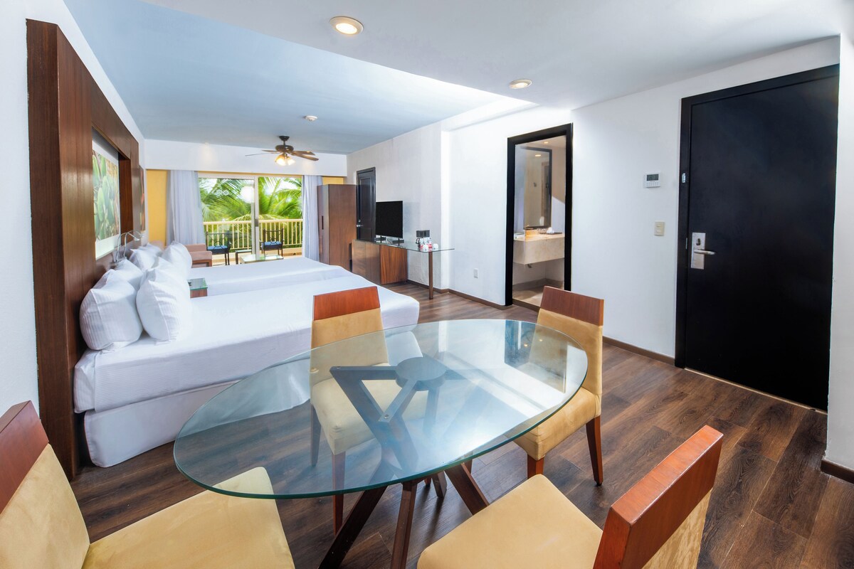 Habitación Deluxe, 2 camas dobles, vistas al jardín | Minibar con artículos gratuitos, caja fuerte, cortinas opacas