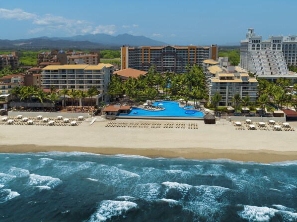 A resort with a large pool, beachfront, and multiple buildings. - Krystal Grand Nuevo Vallarta – All Inclusive (Nuevo Nayarit)