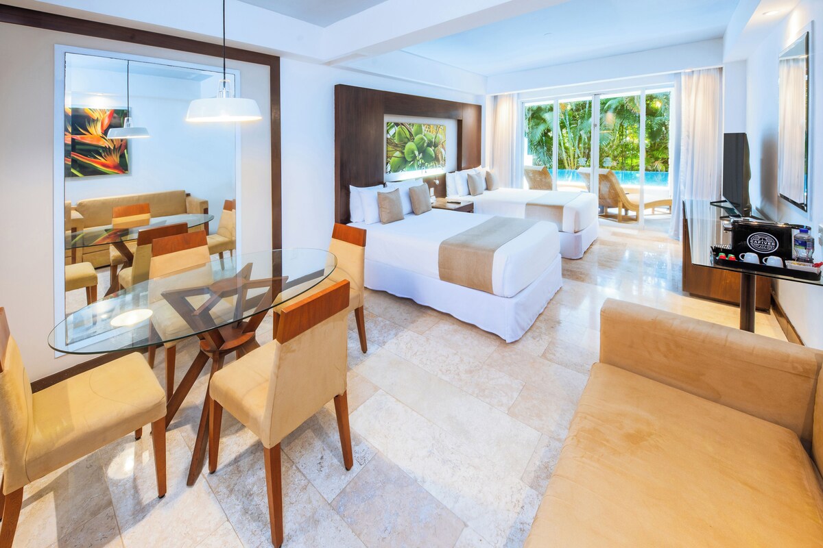 Habitación Club, 2 camas dobles, acceso a la piscina, planta baja | Minibar con artículos gratuitos, caja fuerte, cortinas opacas