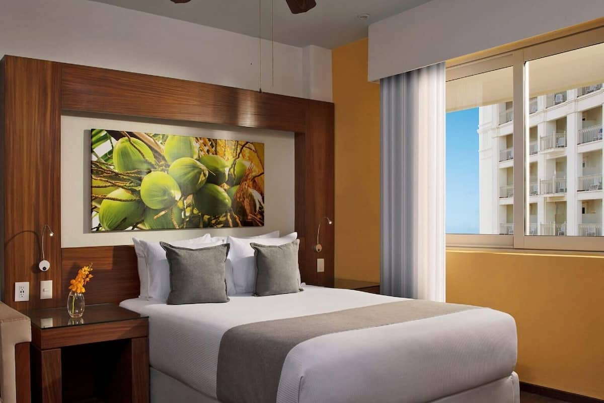 Artículos del minibar gratis y caja de seguridad en la habitación