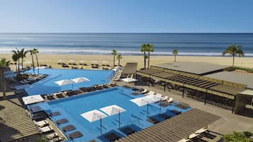 3 albercas al aire libre y sombrillas en la alberca