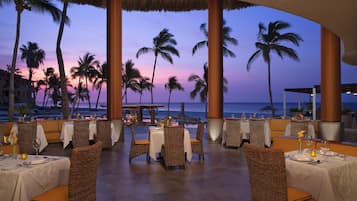 Petit-déjeuner, déjeuner et dîner servis sur place, vue sur la mer