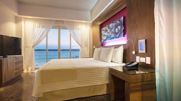 Altitude Junior Suite Ocean Front King | 1 phòng ngủ, két bảo mật tại phòng, bàn, phòng cách âm