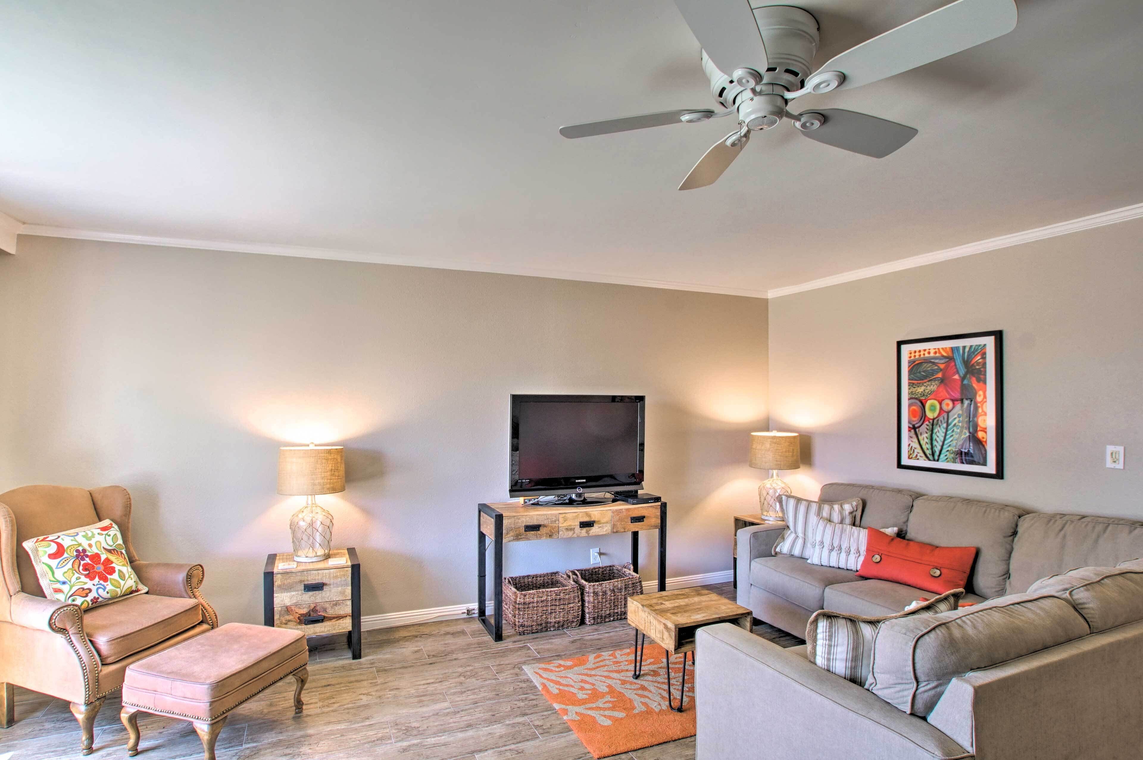 Sunny Scottsdale Townhome - Walk to Trolley & Lake