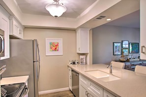 Fridge, microwave, stovetop, dishwasher - Walk to Trolley & Lake: Sunny Scottsdale Townhome (Scottsdale)