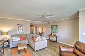 TV - Walk to Trolley & Lake: Sunny Scottsdale Townhome (Scottsdale)