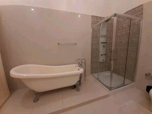 Villa | Badezimmer | Badewanne und Dusche (separat), Komfortbadewanne, Haartrockner
