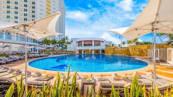 4 outdoor pools, pool umbrellas, sun loungers