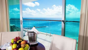 Altitude Master Suite, Ocean front | Área de sala de estar | Televisión LED de 50 pulgadas con canales por cable y televisión