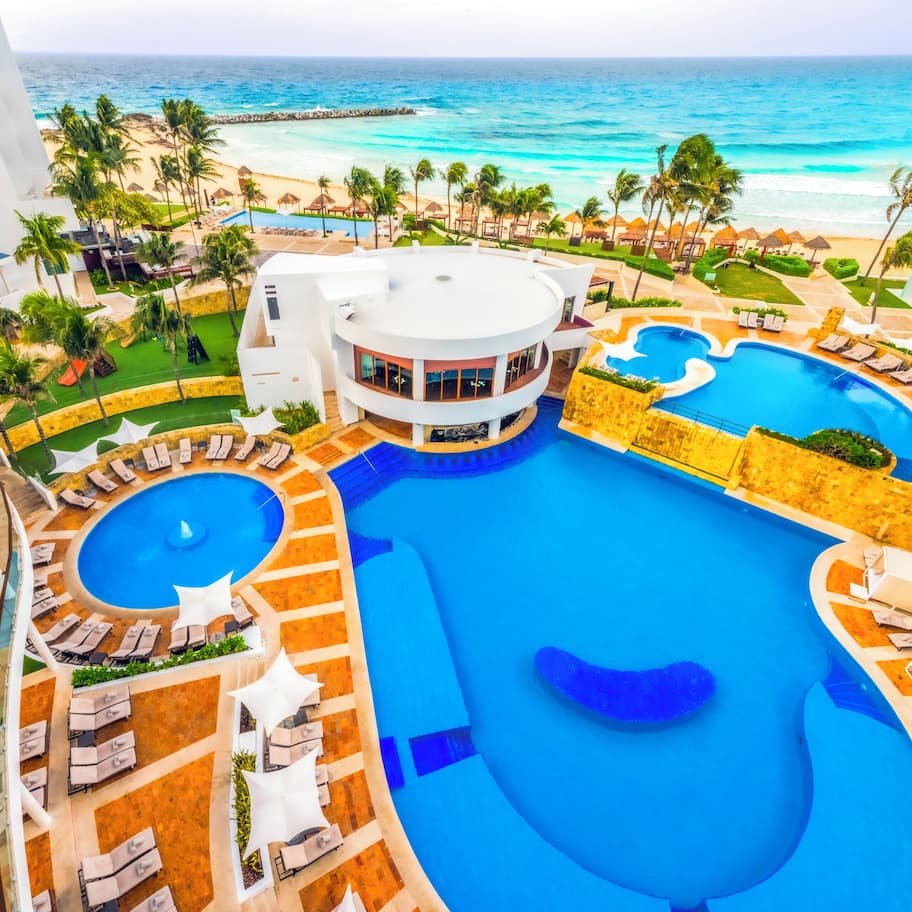 4 outdoor pools, pool umbrellas, sun loungers