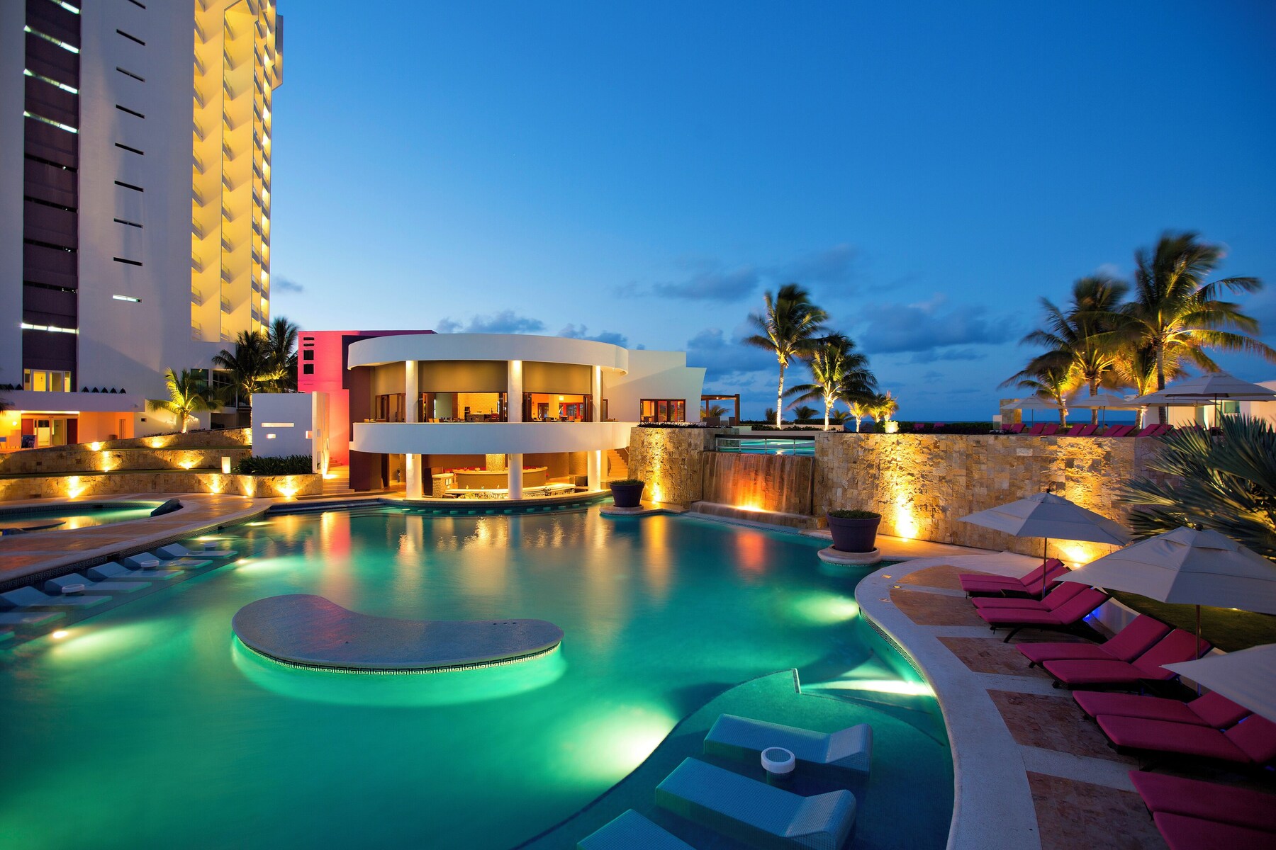 4 outdoor pools, pool umbrellas, sun loungers
