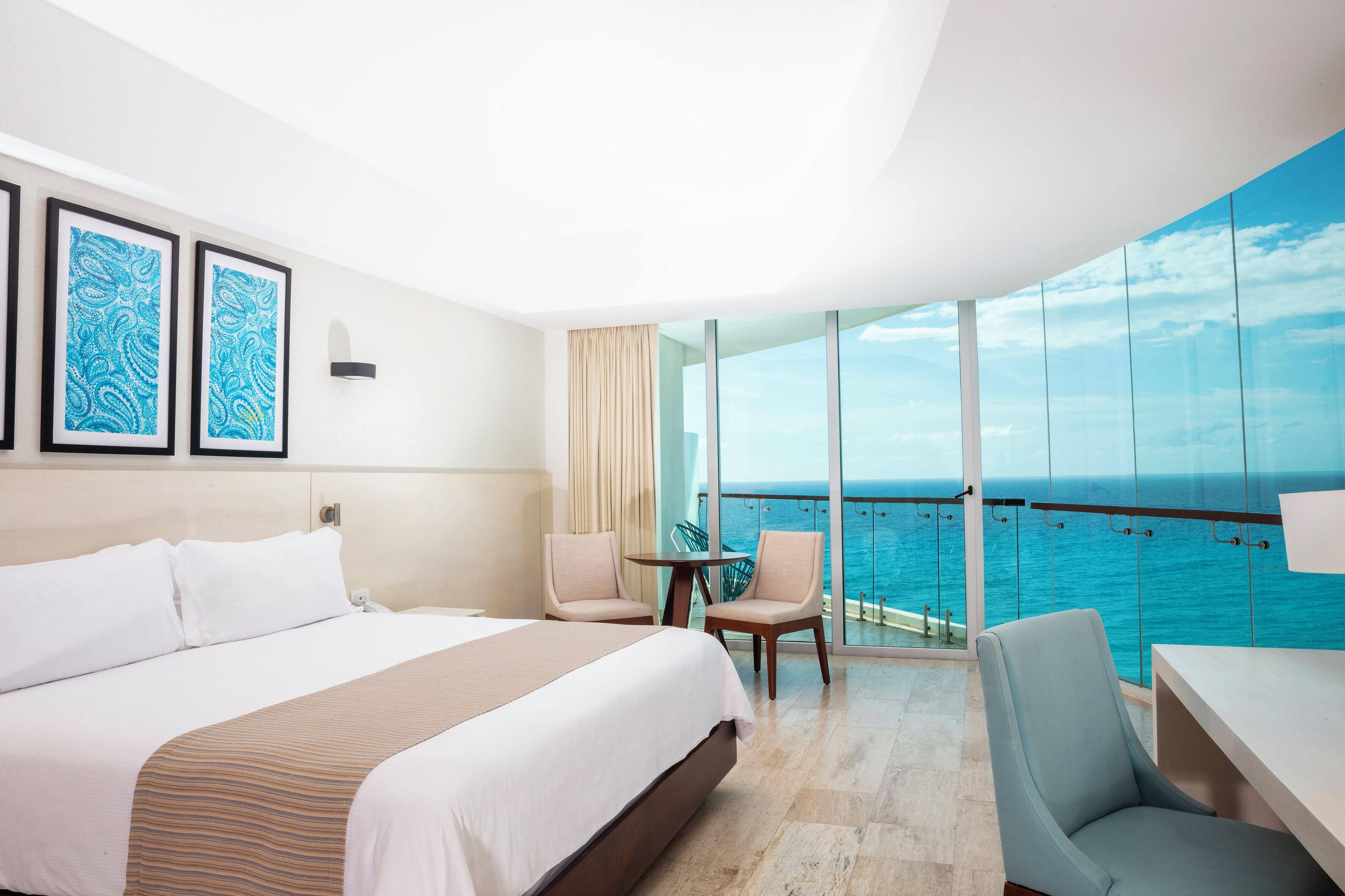 Altitude Corner Suite Ocean Front | Premium bedding, down comforters, pillowtop beds, in-room safe