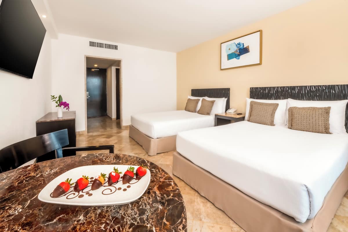 Deluxe-værelse - 2 dobbeltsenge - havudsigt | 1 soveværelse, premium-sengetøj, dundyner, senge med topmadrasser