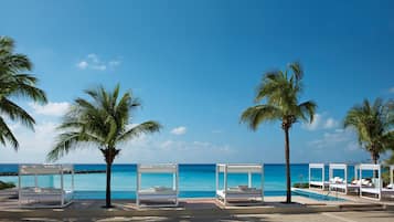 4 outdoor pools, pool umbrellas, sun loungers
