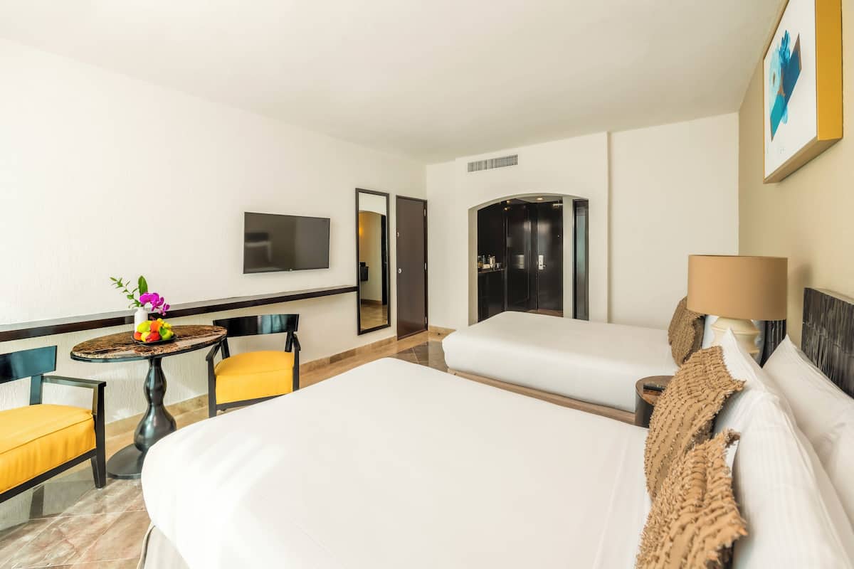 Standardværelse - 2 dobbeltsenge - byudsigt | 1 soveværelse, premium-sengetøj, dundyner, senge med topmadrasser