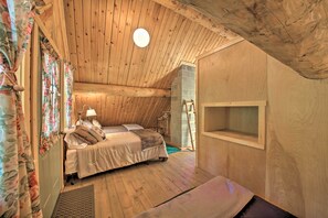 4 bedrooms, iron/ironing board, Internet, bed sheets - Expansive Moyie Riverfront Cabin - Pets Welcome! (Bonners Ferry)