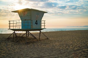 Beach nearby - Steps to Sand. Steps to Harbor. Endless Memories<br>4-bedroom, 3-bath  comfortably sleeps up to 8 guests, making it ideal for families, couples, or friends seeking a coastal getaway. (Oxnard)
