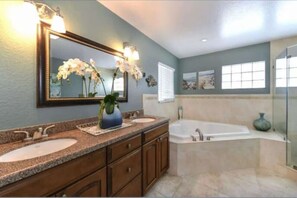 Hair dryer, towels - Stunning Keys home w/pool, jetted tub, elevator & more! (Tavernier)