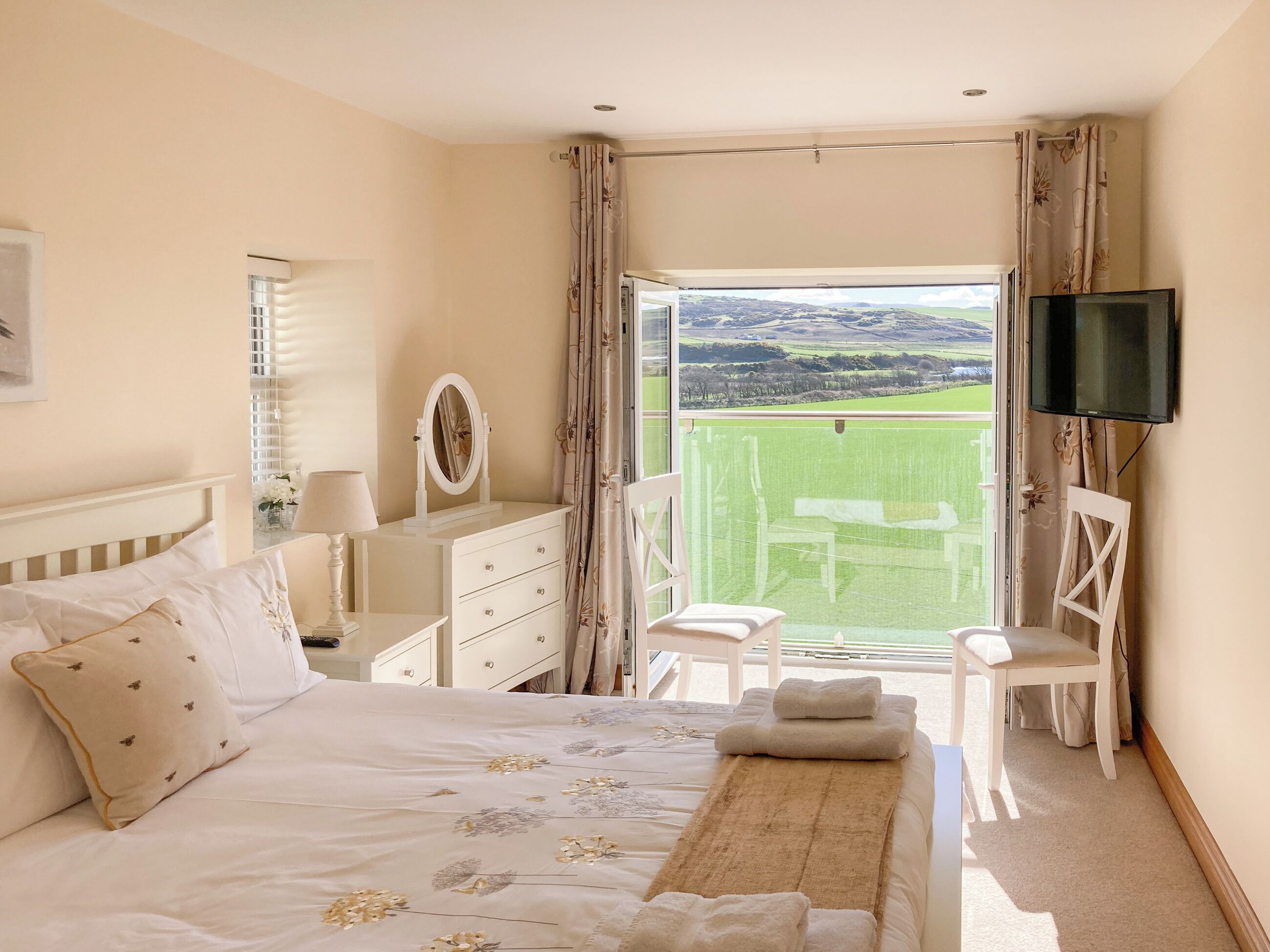 4 bedrooms, WiFi (free), bed sheets