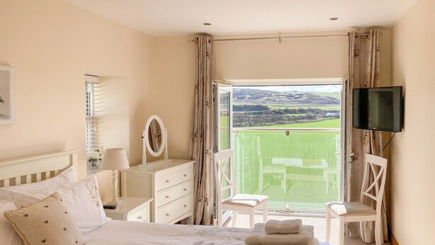 4 bedrooms, free WiFi, bed sheets - 4 bedroom accommodation in Ballantrae, near Girvan (Ballantrae, near Girvan)
