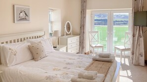 4 bedrooms, free WiFi, bed sheets - 4 bedroom accommodation in Ballantrae, near Girvan (Ballantrae, near Girvan)