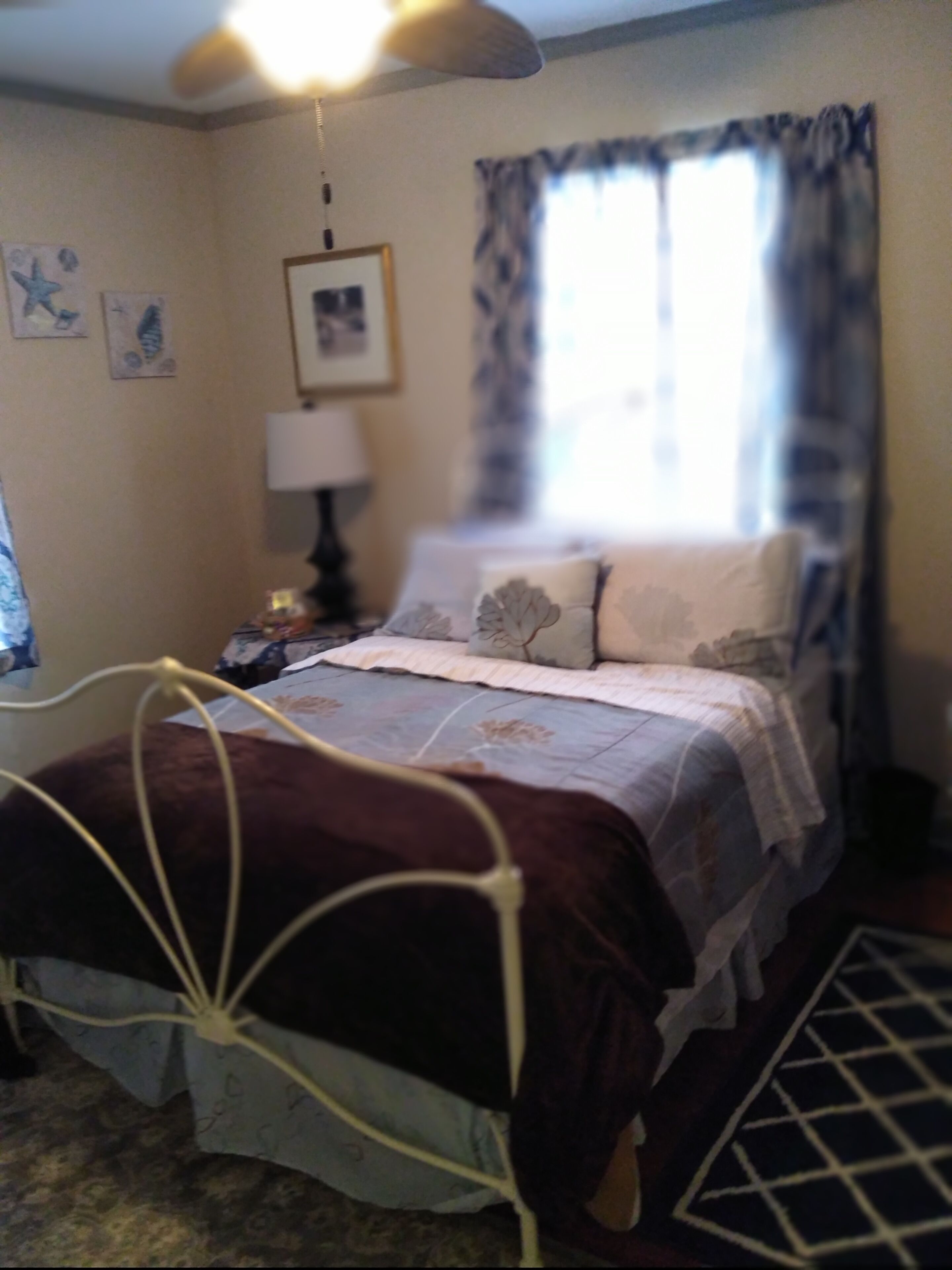 Exceptionally Private fully Fenced Retro Navy Point Cottage--Fully Furnished