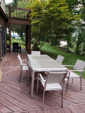 Outdoor dining - Awesome Lake House with Natural Beach, Huge Dock, and Sunset Views. Sleeps 9 (Moneta)