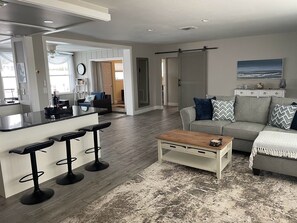 Smart TV, books - Contemporary Remodeled, minutes from beach! (Venice)