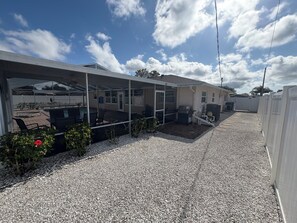 Outdoor dining - Contemporary Remodeled, minutes from beach! (Venice)