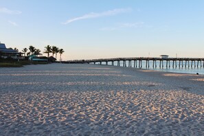 Beach nearby, sun loungers, beach towels - Contemporary Remodeled, minutes from beach! (Venice)