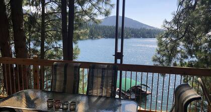 Quiet getaway on beautiful Hayden Lake. Leave the hustle and bustle behind.