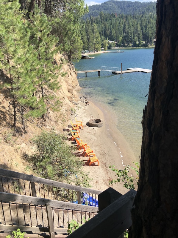Property grounds - Quiet getaway on beautiful Hayden Lake.  Leave the hustle and bustle behind. (Hayden Lake)