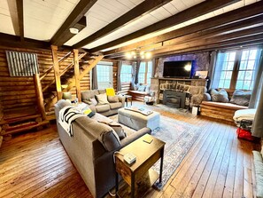 Smart-TV, Kamin, Videospiele, Bücher