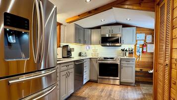 Coffee/tea maker, fridge, microwave, oven