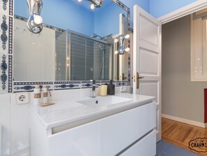 Badewanne, Haartrockner, Handtücher