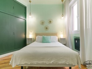 2 slaapkamers, een strijkplank/strijkijzer, internet, beddengoed